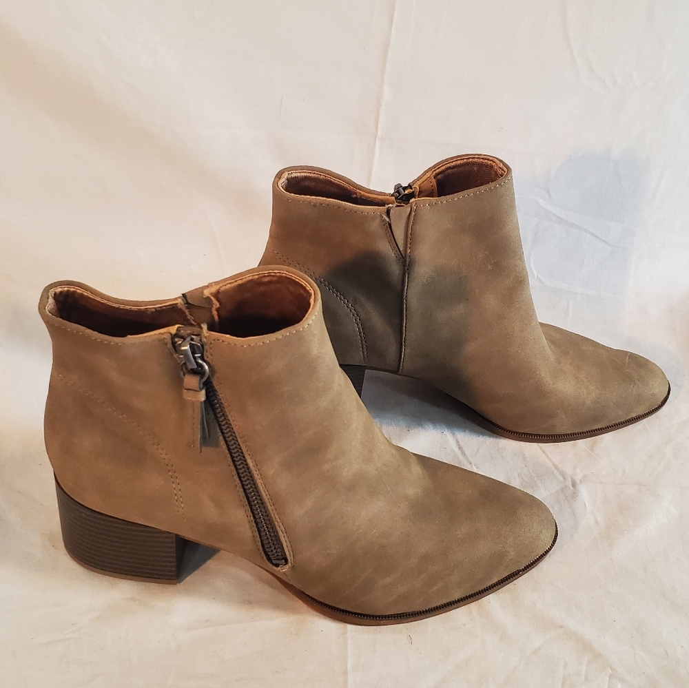 Lifestride Women's Size 10 Beige Dynasty Desert Suede Booties New